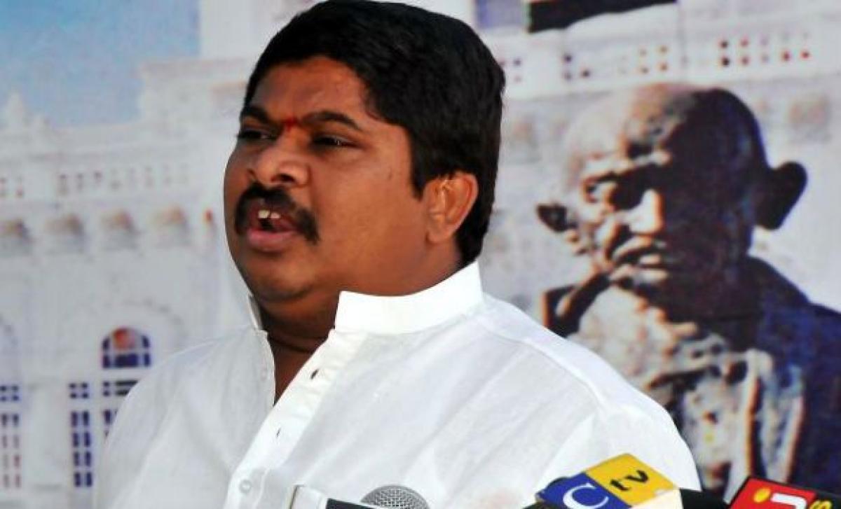 Congress leader Ponnam slams KCR on Amaravati visit